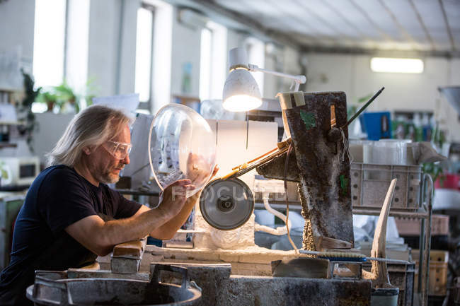 Souffleur de verre travaillant sur un verre à l'usine de soufflage de verre — Photo de stock