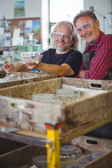 Sopradores de vidro com vidros na fábrica de sopro de vidro — Fotografia de Stock