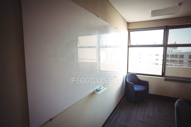 Quadro branco na sala de reuniões no escritório — Fotografia de Stock
