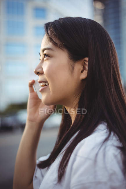 Close-up de Jovem mulher falando no telefone móvel — Fotografia de Stock