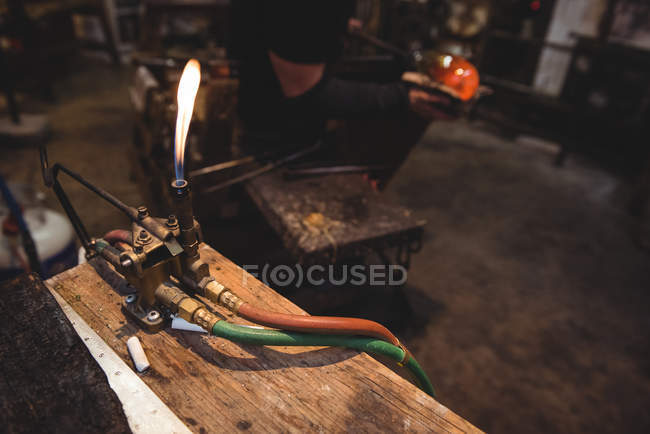 Imagem cortada da estação de trabalho com tocha de sopro de vidro na fábrica de sopro de vidro — Fotografia de Stock