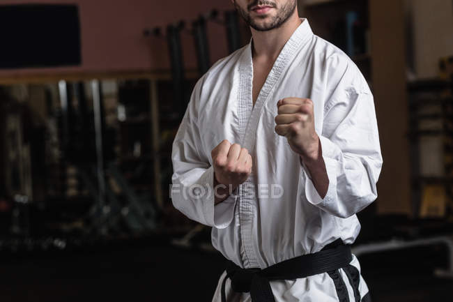 Immagine ritagliata dell'uomo che pratica karate in palestra — Foto stock