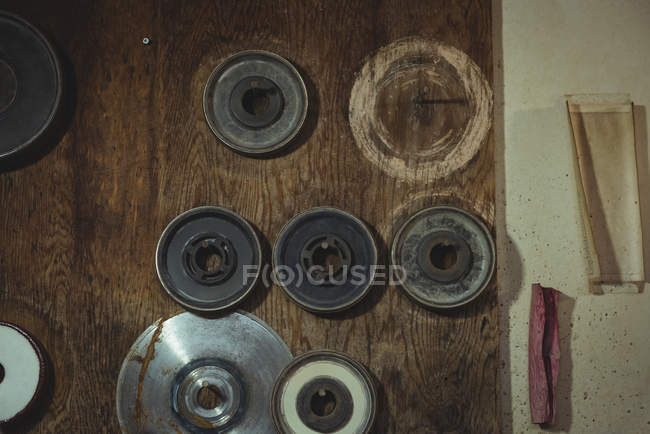 Glass polishing wheel on wooden plank at glassblowing factory — Stock Photo