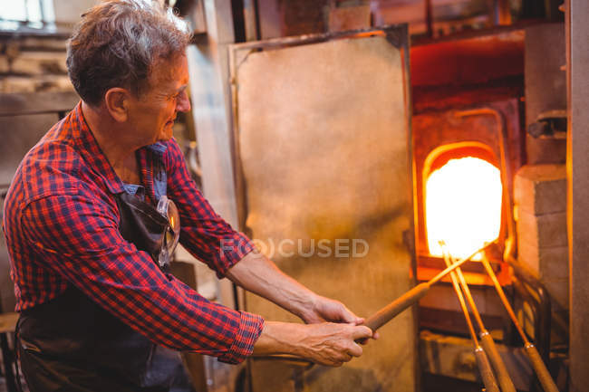 Vidro de aquecimento do ventilador de vidro no forno na fábrica de sopro de vidro — Fotografia de Stock