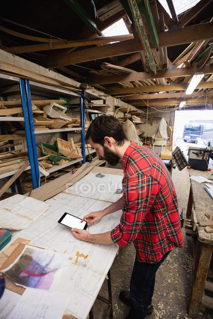 Homme utilisant tablette numérique à l'intérieur de la cour de bateau — Photo de stock