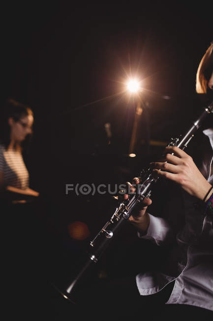 Deux étudiantes jouant de la clarinette et du piano dans un studio — Photo de stock
