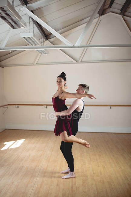Ballet partners practicing together in modern studio — Stock Photo