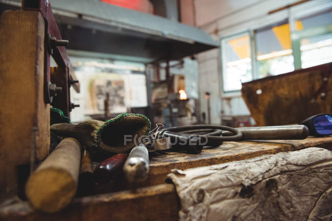 Close-up de ferramenta de sopro de vidro na mesa na fábrica de sopro de vidro — Fotografia de Stock