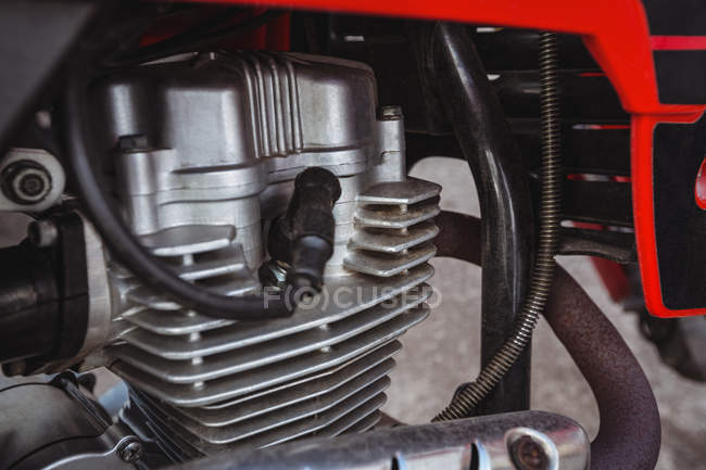 Крупный план мотоциклетного двигателя в производственной механической мастерской — стоковое фото