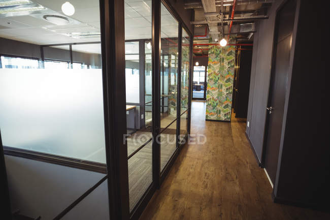 Vista del moderno corridoio dell'ufficio e dello spazio di lavoro — Foto stock