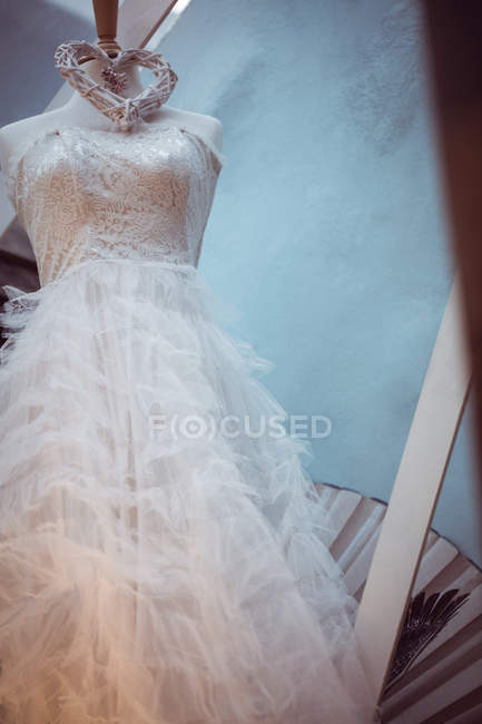 Weißes mehrlagiges Kleid auf einer Schaufensterpuppe in einer Boutique — Stockfoto