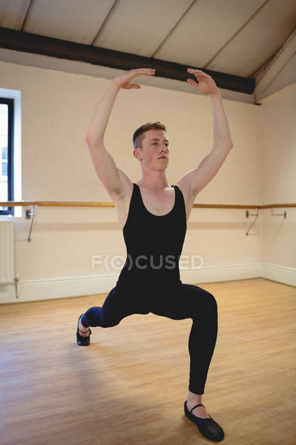Bailarino praticando dança de balé em estúdio — Fotografia de Stock