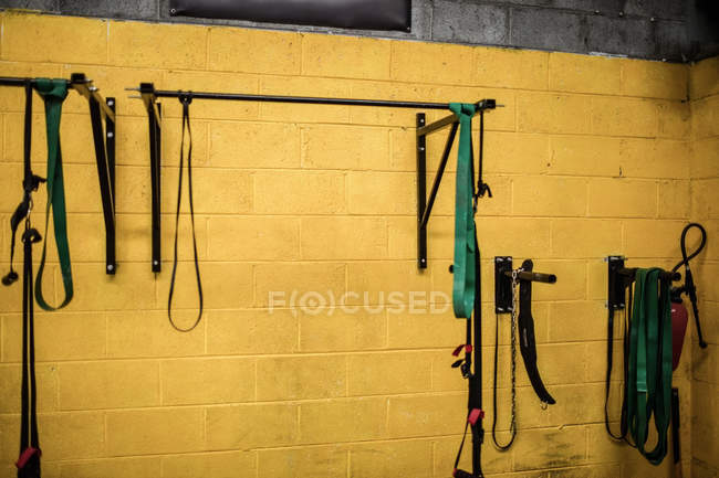 Faixas de resistência penduradas na haste no estúdio de fitness — Fotografia de Stock