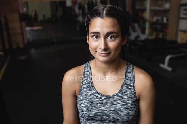 Portrait d'une sportive souriante regardant une caméra dans un studio de fitness — Photo de stock