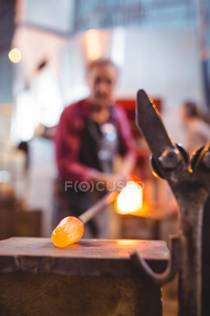 Скловолокно формує розплавлене скло на скляній фабриці — стокове фото
