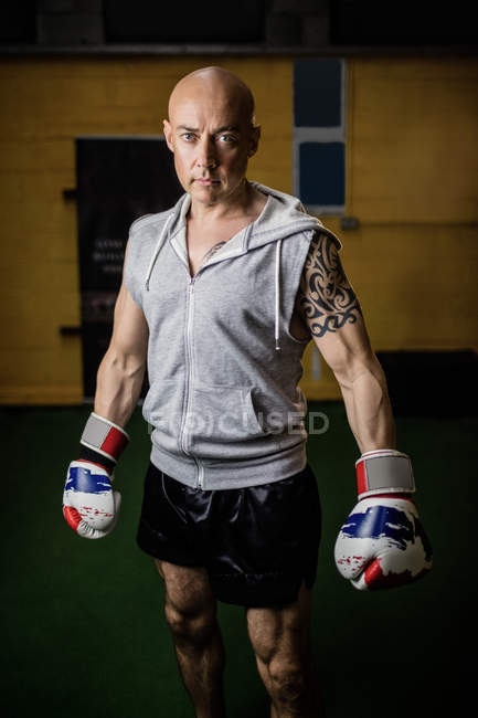 Porträt eines selbstbewussten thailändischen Boxers im Fitnessstudio — Stockfoto
