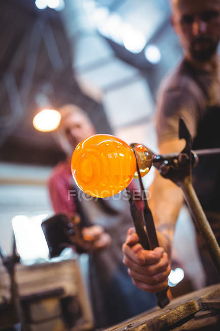 Souffleurs de verre façonnant un verre fondu à l'usine de soufflage de verre — Photo de stock