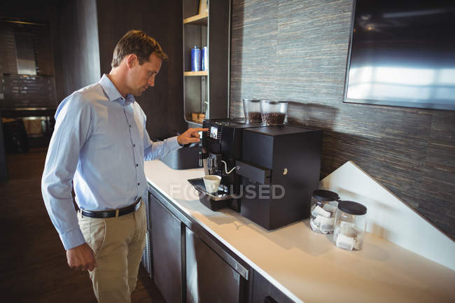 Бізнесмен приготування кави в кави в кафетерії — стокове фото