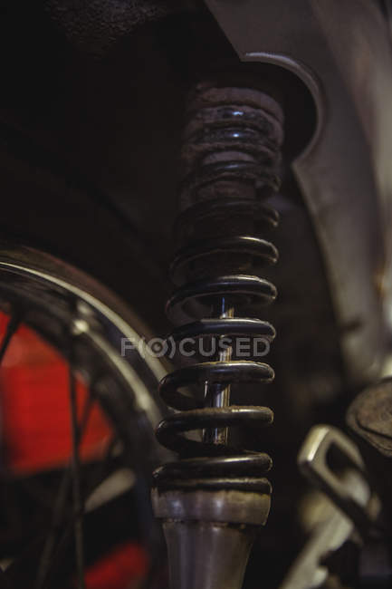 Close-up de amortecedor de moto na oficina — Fotografia de Stock