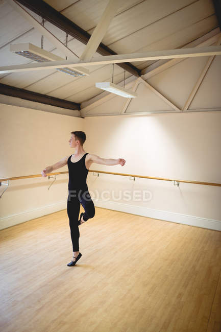 Jovem bailarino dançando no estúdio moderno — Fotografia de Stock