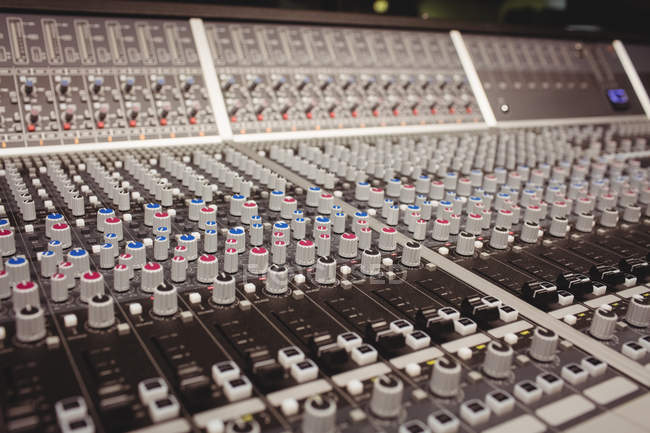 Primo piano di un mixer audio in uno studio — Foto stock