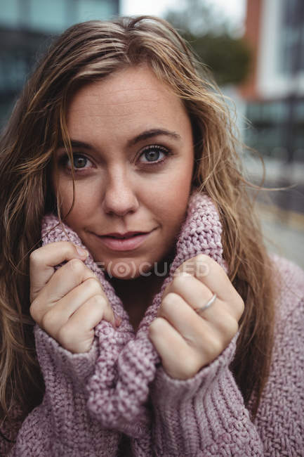 Retrato de mulher bonita usando suéter durante a temporada de inverno — Fotografia de Stock