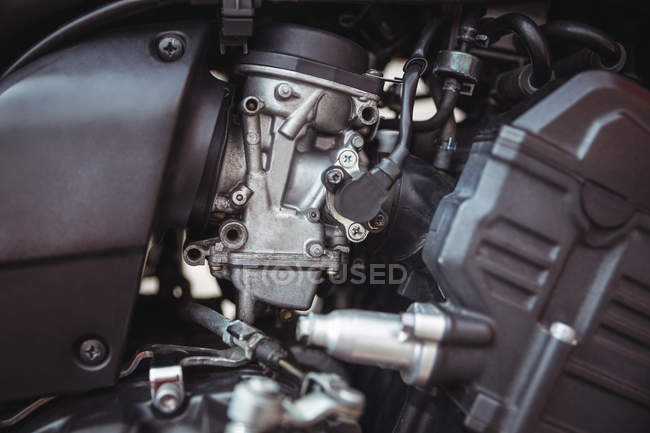 Close-up do motor de motocicleta na oficina mecânica industrial — Fotografia de Stock