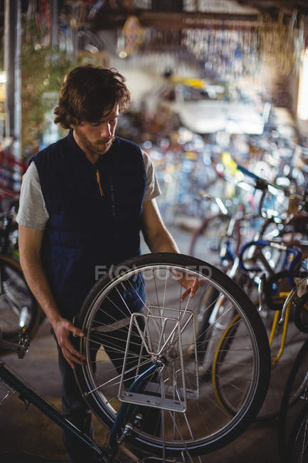 Механический осмотр велосипеда в мастерской — стоковое фото