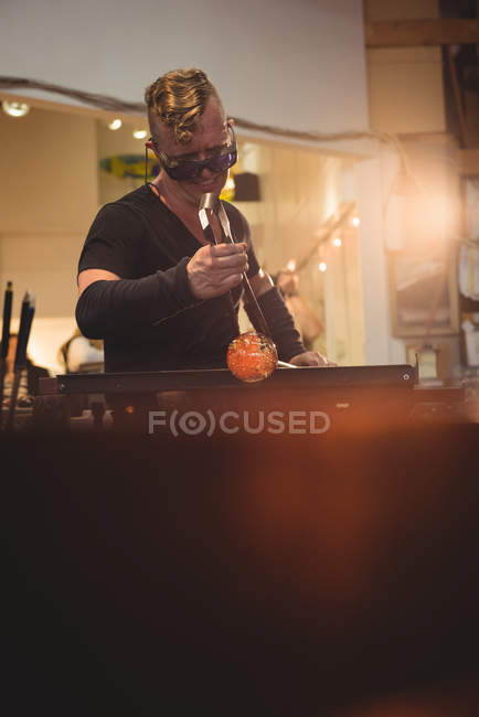 Soffiatore di vetro modellatura vetro fuso in fabbrica di soffiaggio vetro — Foto stock