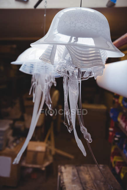 Lâmpada de vidro soprada artesanal em exposição na fábrica de sopro de vidro — Fotografia de Stock