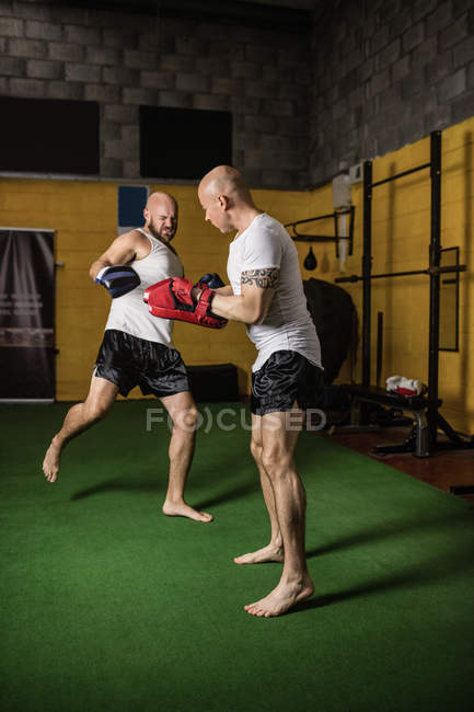 Deux boxeurs thaïlandais se battant dans la salle de gym — Photo de stock