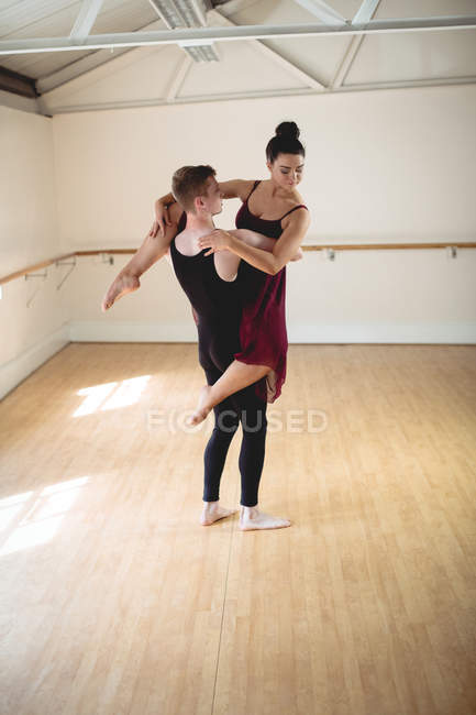 Партнери балету танцюють разом у сучасній студії — стокове фото