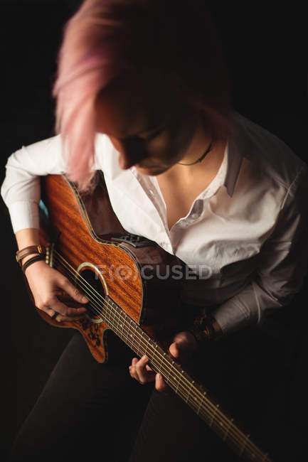 Donna che suona una chitarra nella scuola di musica — Foto stock