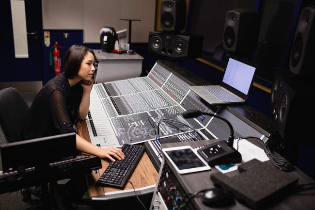 Étudiante utilisant un mixeur dans un studio — Photo de stock