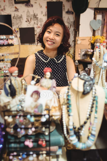 Portrait de femme souriante faisant du shopping pour un bijoutier dans un magasin de bijoux d'antiquité — Photo de stock
