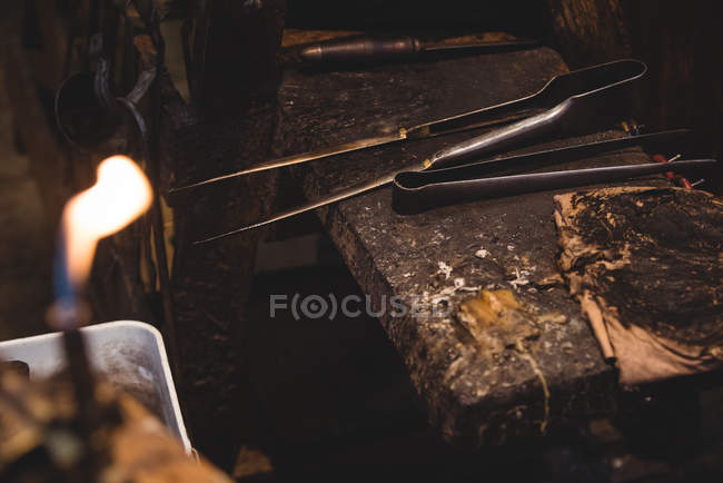 Close-up de ferramenta de sopro de vidro na mesa na fábrica de sopro de vidro — Fotografia de Stock