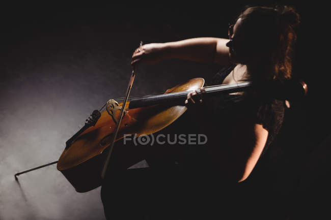 Студентка грає на скрипці в студії — стокове фото