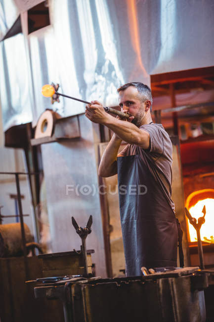 Склоочисник формує скло на патрубку на скляному заводі — стокове фото