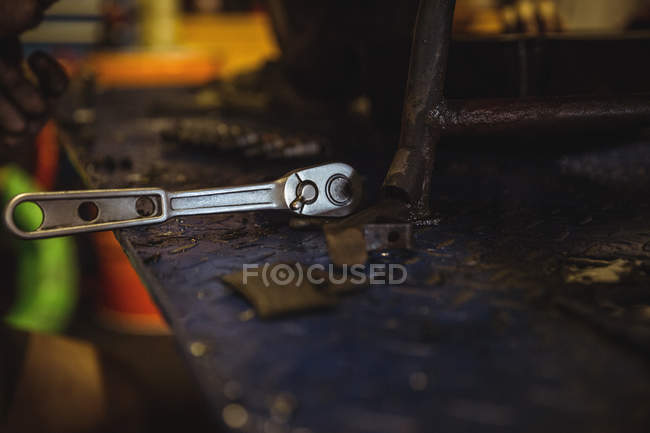 Close-up of tool at industrial mechanical workshop — Stock Photo