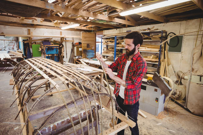 Чоловік готує дерев'яних човнах кадр у верфі — стокове фото