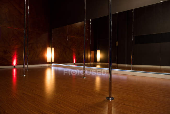 Interior de estudio de baile moderno para pole dance con luz y espejo - foto de stock