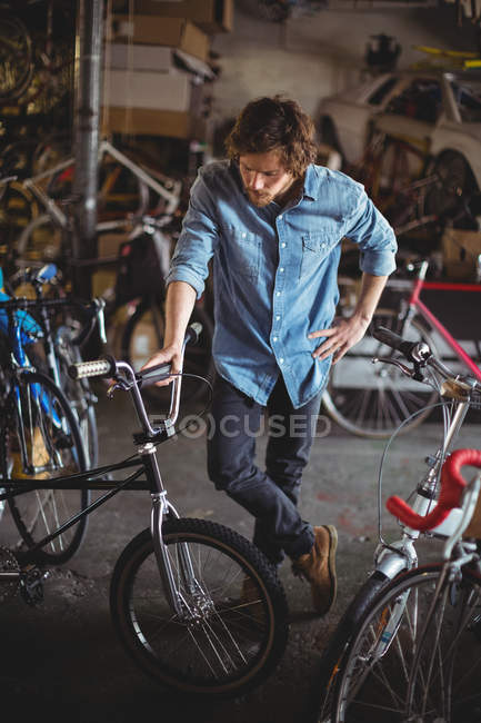 Esame meccanico bicicletta in officina — Foto stock