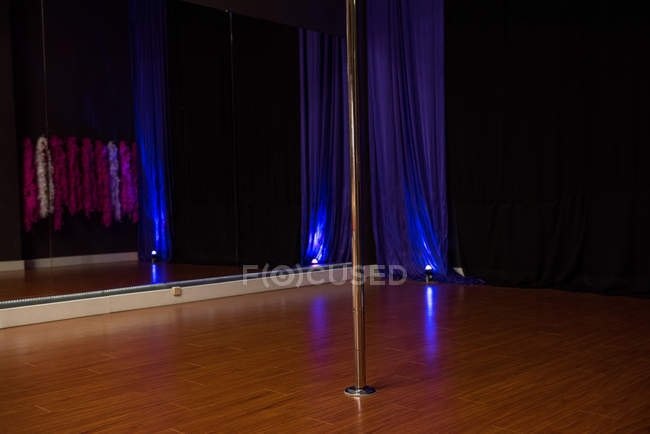Interior do estúdio de dança moderna para pole dancing — Fotografia de Stock