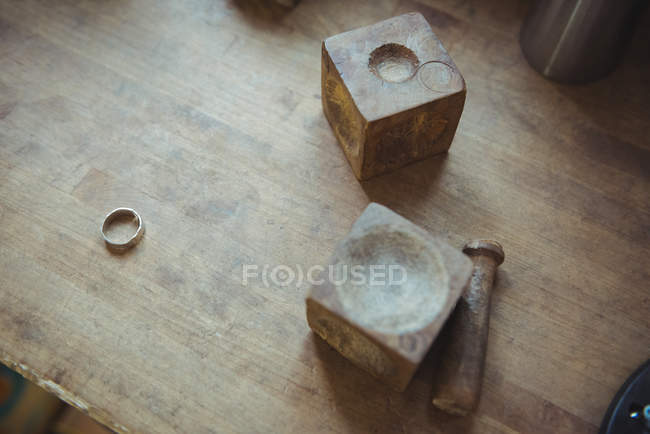 Nahaufnahme eines Werkzeugs und einer Ausrüstung auf einer Werkbank in der Werkstatt — Stockfoto