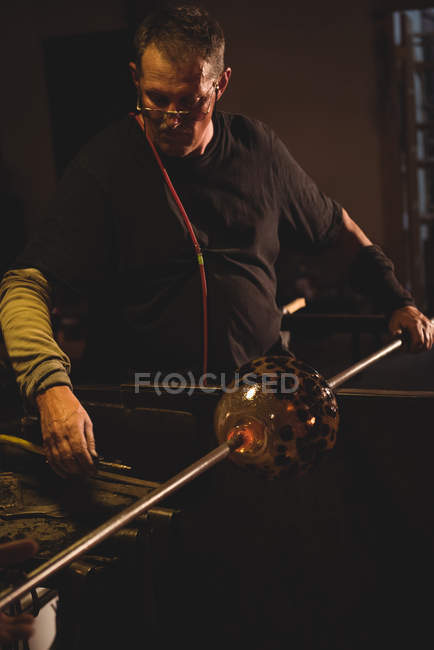 Формування скляного змішувача розплавленого скла на скляній фабриці — стокове фото