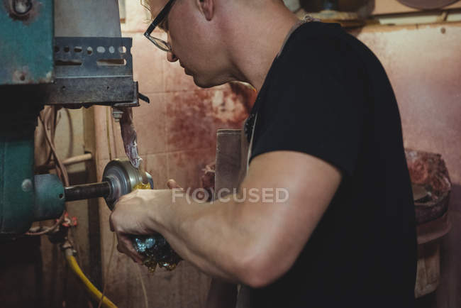 Souffleur de verre travaillant sur la pièce de verre à l'usine de soufflage de verre — Photo de stock