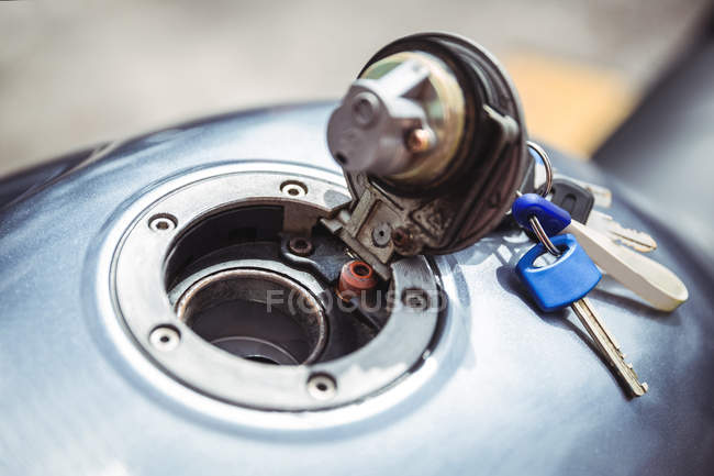 Fuel tank of motor bike with keys at workshop — Stock Photo