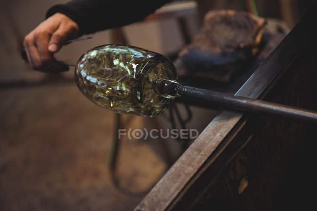 Geschnittenes Bild eines Glasbläsers, der in der Glasbläserei geschmolzenes Glas formt — Stockfoto