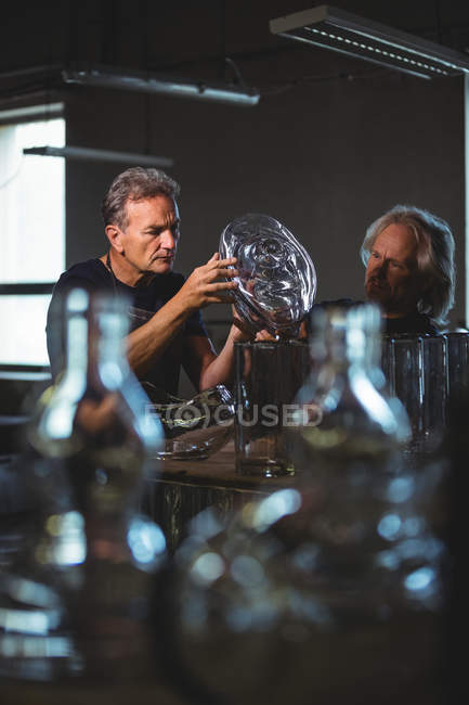 Скляні пилососи вивчають скляний посуд на скляній фабриці — стокове фото