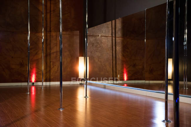 Intérieur du studio de danse moderne pour pole dance avec lumière et miroir — Photo de stock